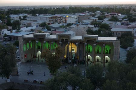Večerní pohled z rozhledny na Bolo Hauz Mosque